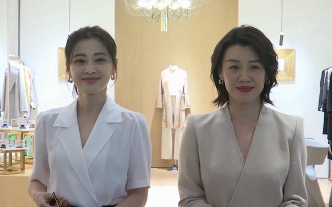 黑色|梅婷接受访问素颜出镜，脸松弛自然，皱纹真实但纯天然就是漂亮！