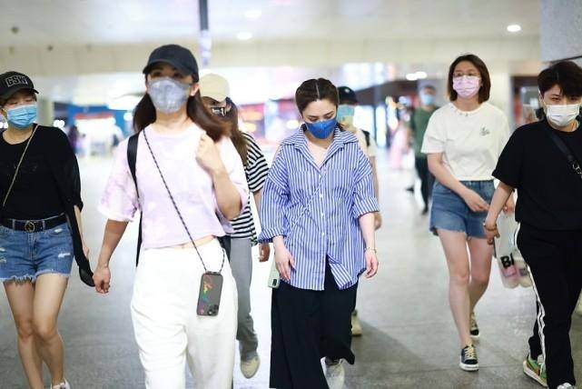 服装|阿娇、阿Sa合体现身机场，休闲搭配和随性，状态看着都挺少女