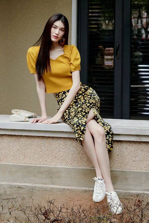 贵妇|被章小惠的“贵妇感”惊艳,穿西装配彩色印花裙,高贵又洋气