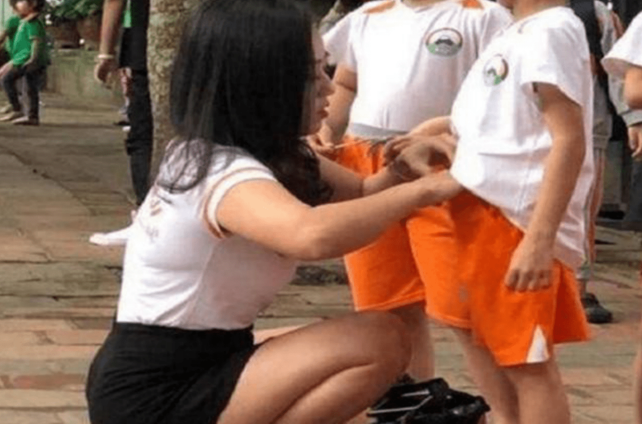嘲讽|宝妈穿“短裙”接孩子，6岁儿子被同学嘲讽，网友：这也要管？