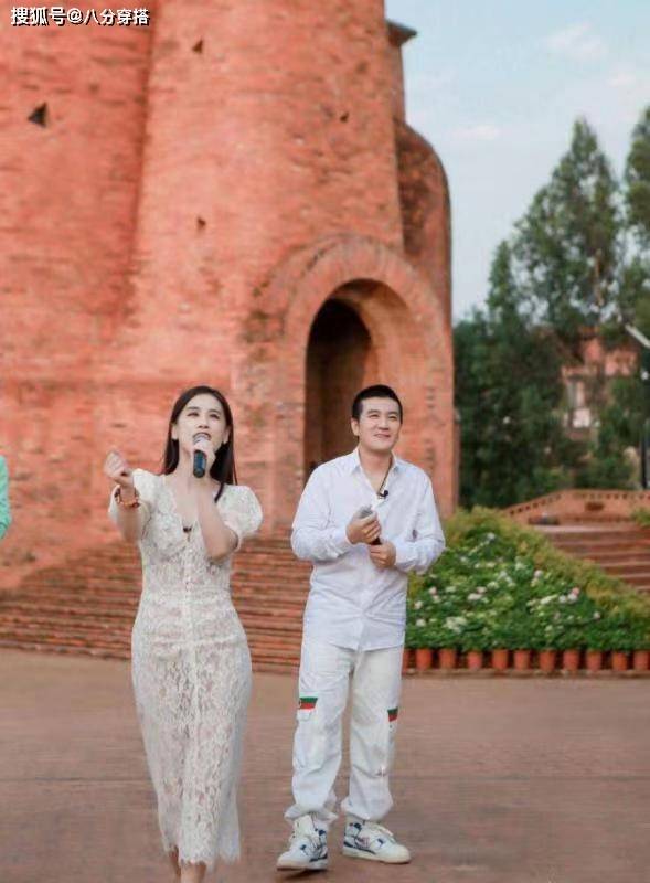 出圈|黄圣依又美出圈，一袭白色蕾丝裙优雅温柔，这身材真不像俩娃妈