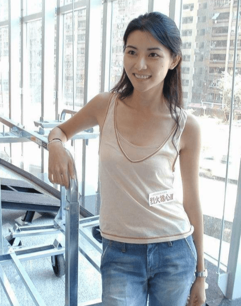 青春时期的蒙嘉慧清纯可人,上身穿卡其色背心,下身配蓝色牛仔裤,一身