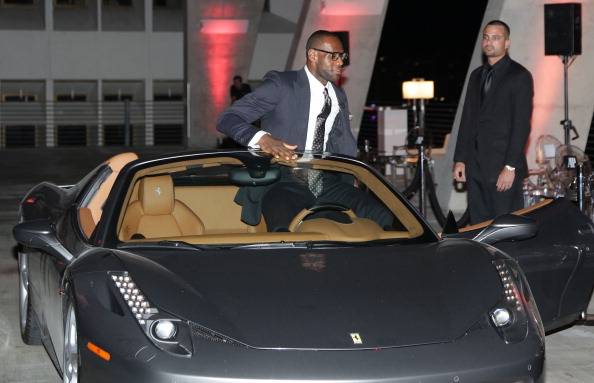 詹姆斯年薪3328万美元,纳税4451万,怎么做到的?