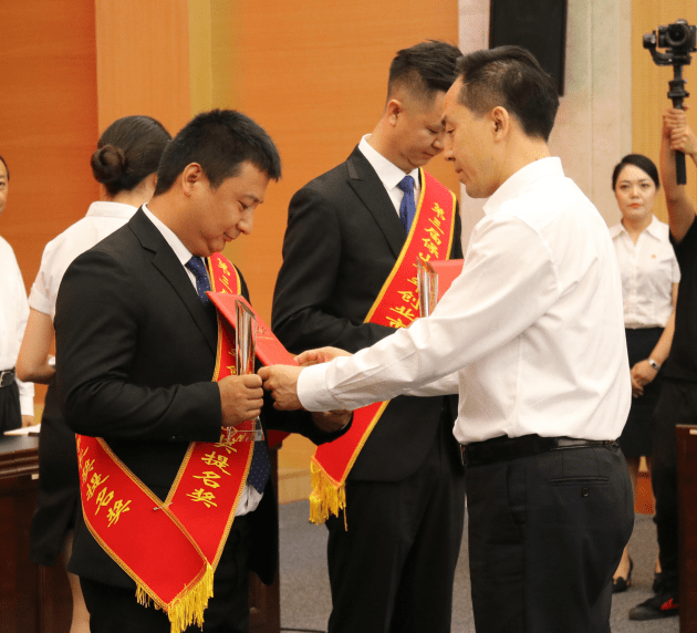 市委书记杨军出席会议并讲话,市委副书记,市长洪维智为获奖者颁奖