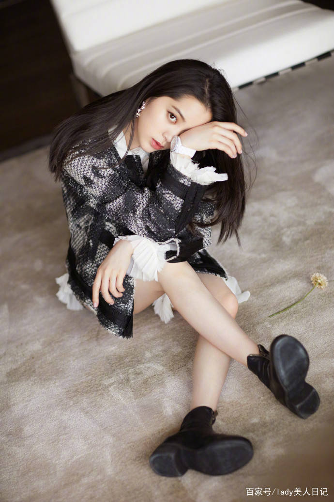 衣裙|欧阳娜娜齐刘海像个日本女孩！格纹衬衫裙很少女心，发型风格多变