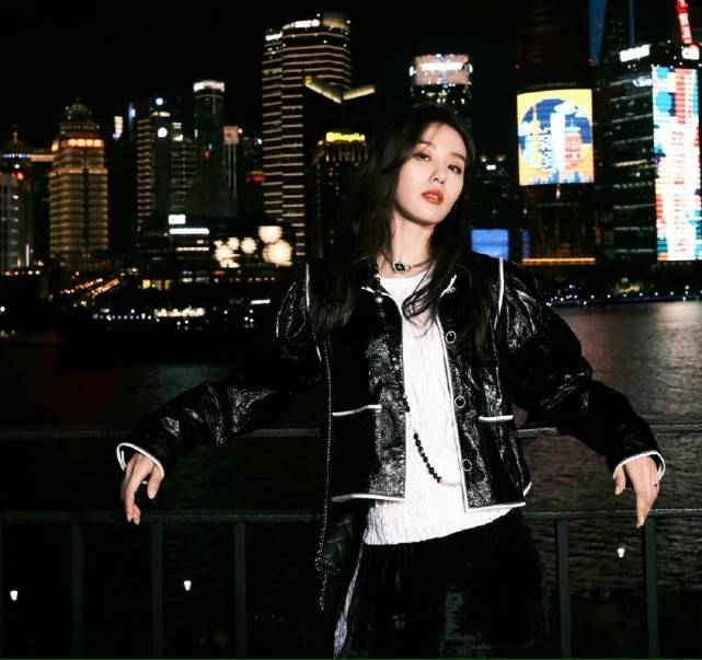 一身|周迅穿香奈儿越来越大胆！优雅套装里穿土味弹力裤，居然都没翻车