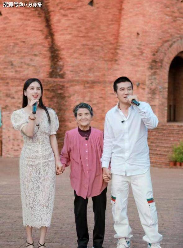 出圈|黄圣依又美出圈，一袭白色蕾丝裙优雅温柔，这身材真不像俩娃妈