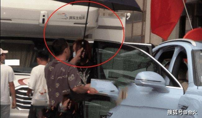 女儿|关晓彤穿豹纹与妈妈拍大片！母女两人高跟鞋换着穿，纤细长腿抢镜