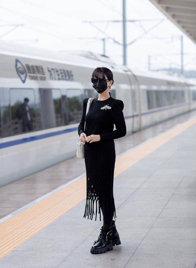 老公|赵雅芝一家出行，老公儿子穿基础款接地气，她穿撞色紧身裙最时髦