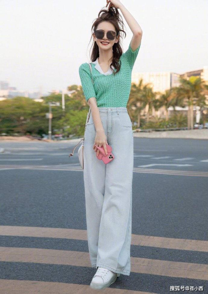 戚薇|又被戚薇的衣品折服了!“内衣外穿”搭配白色衬衫,潮流感十足