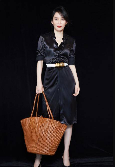 因为|真正精致优雅的女人,夏天很少穿t恤、短裤