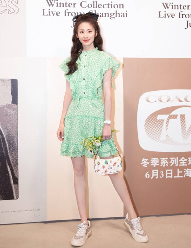拉·哈迪德|恋爱后的贝拉惊艳戛纳街头，穿碎花裙花枝招展，1米74身材腿真长