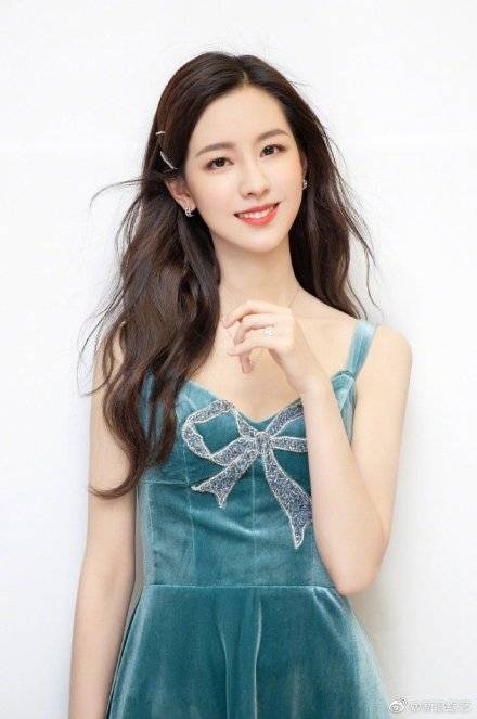 吊带|陈都灵终于开窍了！优雅长发好有韵味，吊带蓝色长裙像大家闺秀