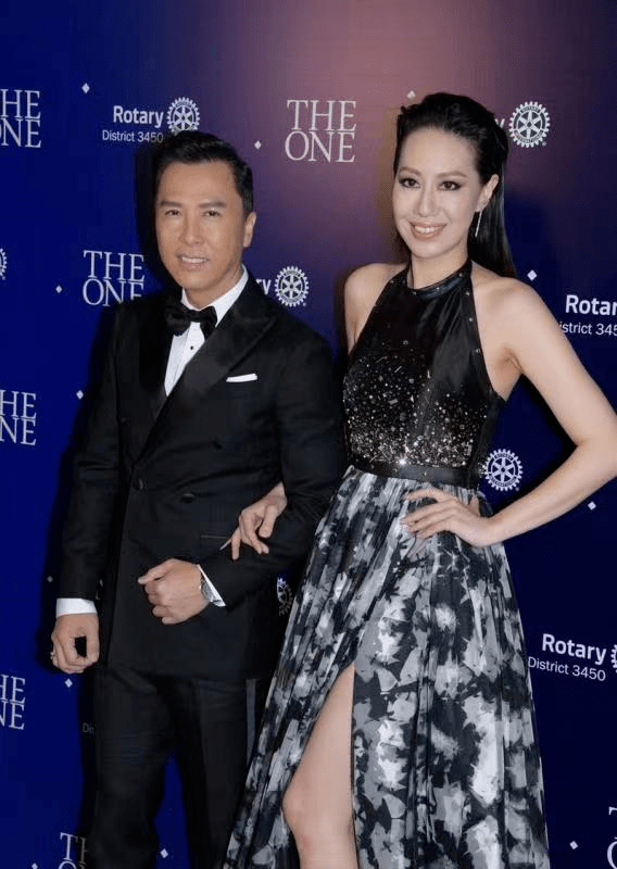 设计|甄子丹老婆汪诗诗身材绝了！穿挂脖无袖连衣裙出席活动，高挑纤瘦
