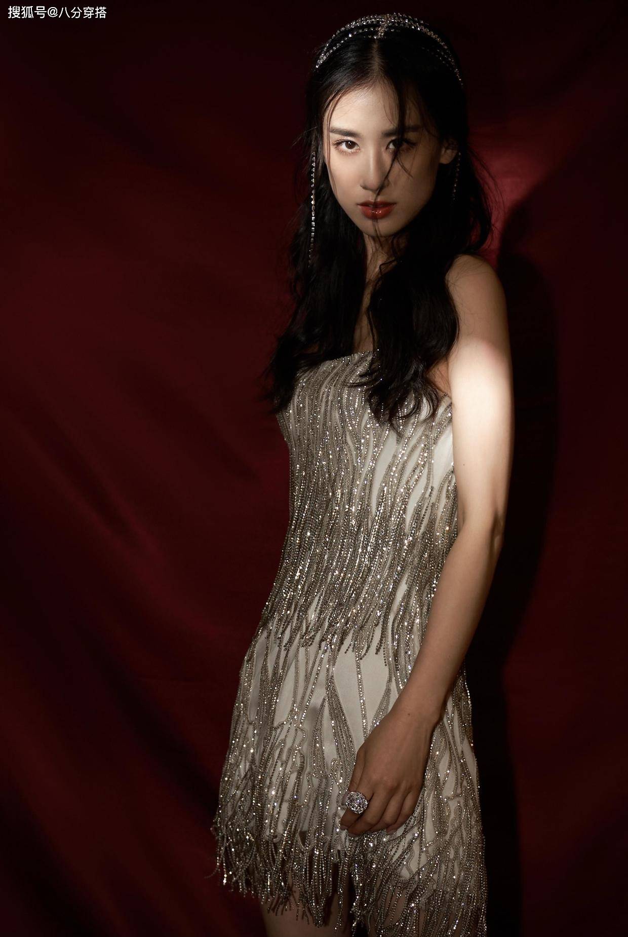 出圈|黄圣依又美出圈，一袭白色蕾丝裙优雅温柔，这身材真不像俩娃妈