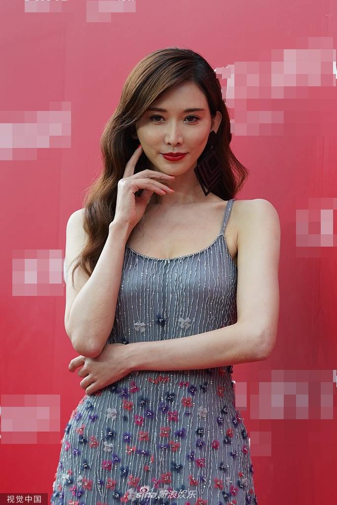 带着|林志玲婚后台北现身,吊带碎花裙妩媚气质,小蛮腰一手就能够握住
