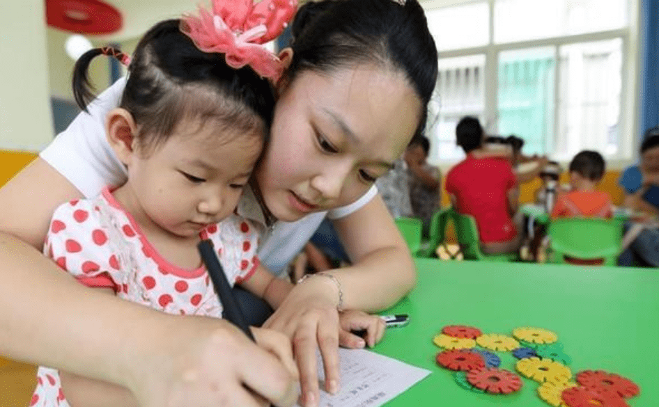 才是真|别再幼儿园让娃学知识，“超前教育”的危害，会在2年级时爆发