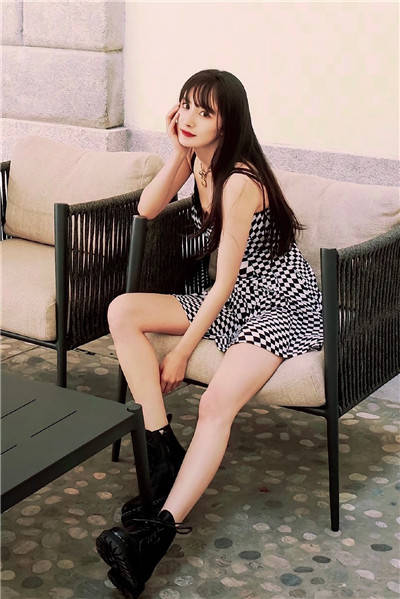 仙女|吊带裙夏日小仙女必备！倪妮身着身复古吊带长裙气质满满！