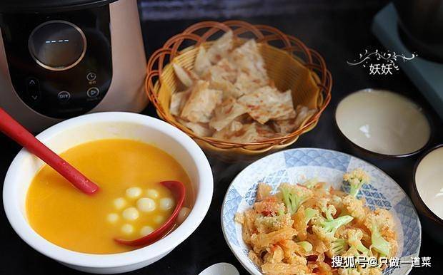 电饭煲|早起10分钟搞定小学生的早餐，有汤有菜有主食，一个星期不重样