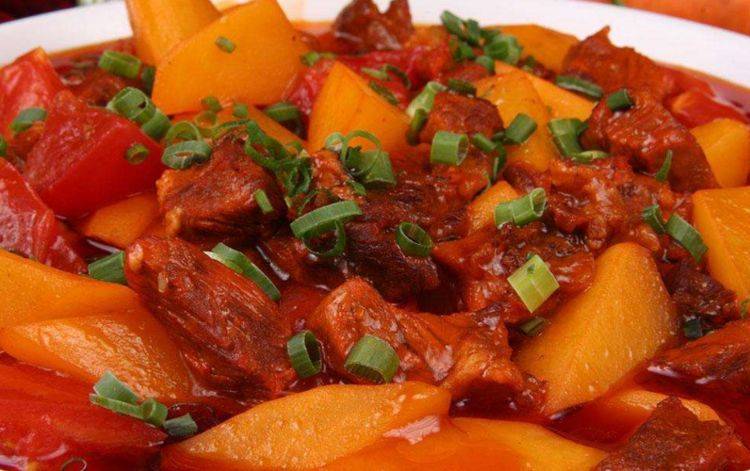 番茄牛腩炖土豆汤鲜味美,土豆软糯入味儿,满满的精华,直流口水