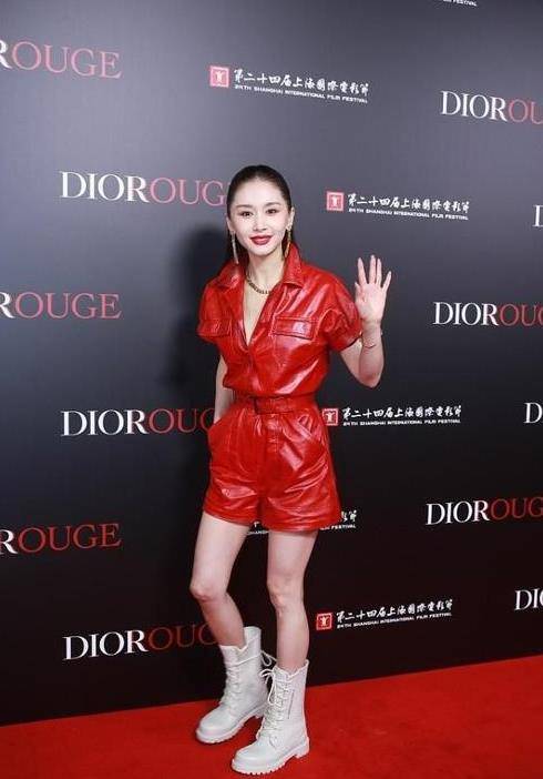 设计|王子文胆子不小,1米59敢穿显腿短的靴子,还好红色连体裤加分了