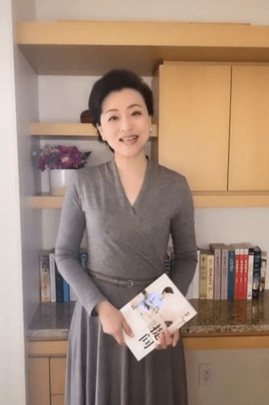 显得|杨澜越老越假，穿的再知性挑染发赶时髦，也50多岁难掩脸上老态！
