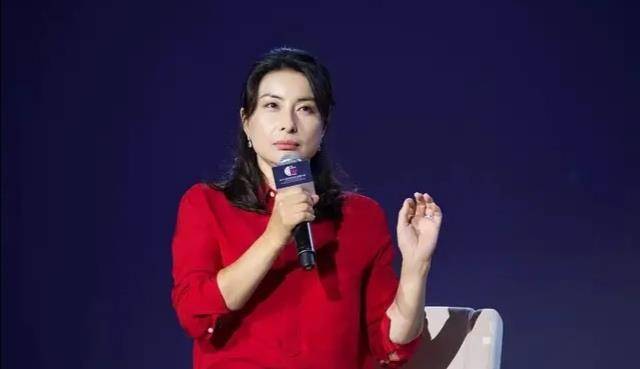 一身|阔太郭晶晶难得高调，一字肩白裙秀身材，鸽子蛋大的往下掉