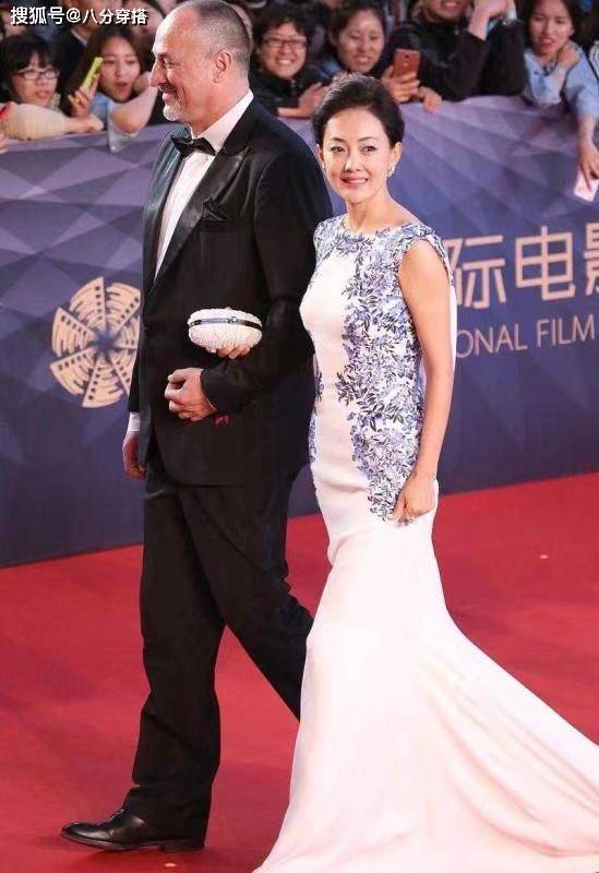 美眉|牛莉“阿姨辈”里最会打扮,一袭白色无袖礼服干净清爽,身材婀娜