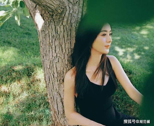 设计|赵丽颖的撩人秘诀都在这儿,圆脸妹妹吊带也可以穿出高级感