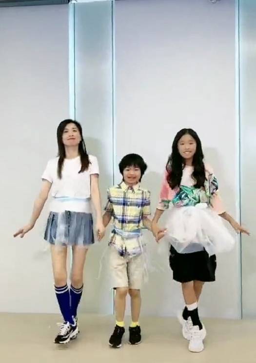 林佳陵|张庭跳天鹅舞打扮靓丽四肢修长,女儿却穿着邋遢,被嘲不是好妈妈