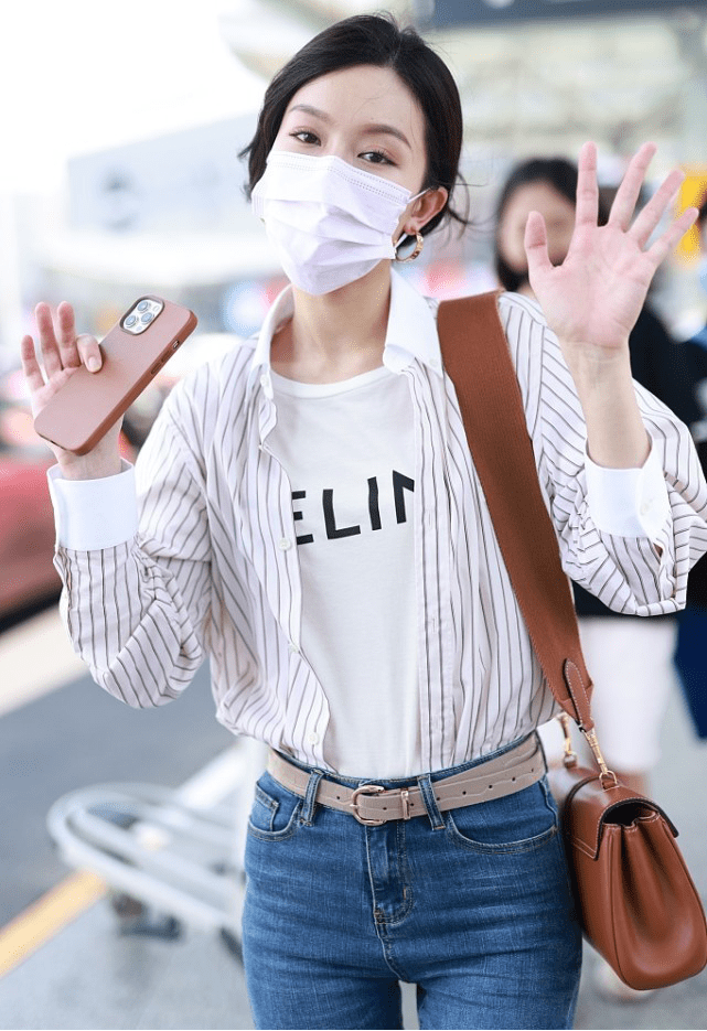 文咏珊|文咏珊性格慵懒随性,衬衫不系扣领口大敞,32岁气质成熟有韵味