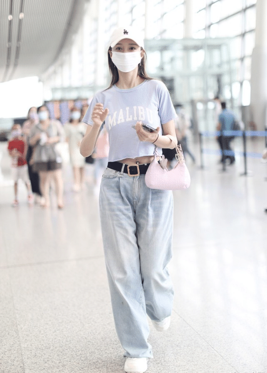 lou|沈梦辰：“炫腹”迷人身段，半身衣T恤+宽松牛仔裤展现青春与阳光