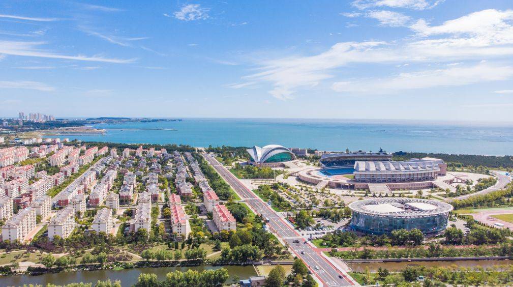 或许不知何时,你已陶醉其间,路过博物馆体验风俗民情,在成山大道飞驰