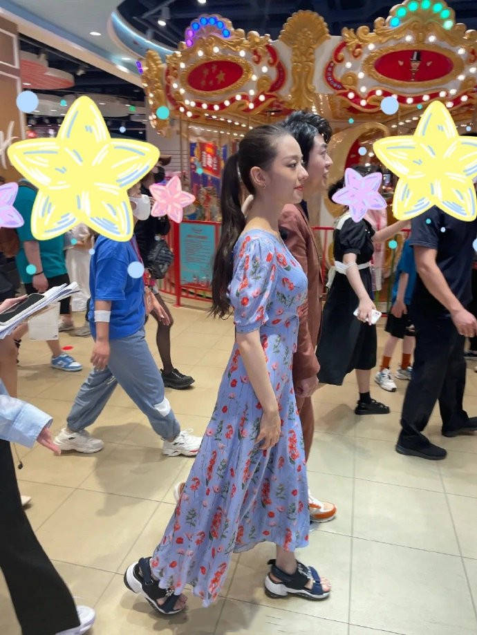 吉娜高|郎朗夫妇商场被偶遇，生图下吉娜高发际线抢镜，穿裙子真有女人味