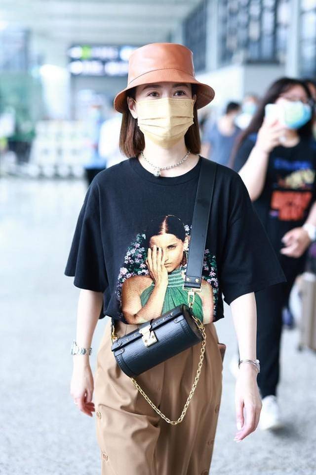 保鲜|佘诗曼颜值“保鲜”，穿阔腿裤秀骨感身材，46岁走路带风好潇洒