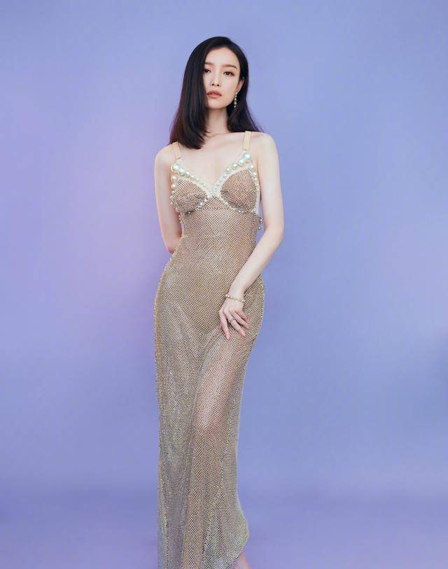 玲珑|倪妮才是“人鱼公主”，穿“无痕裙”秀玲珑身段，诱惑力极强！