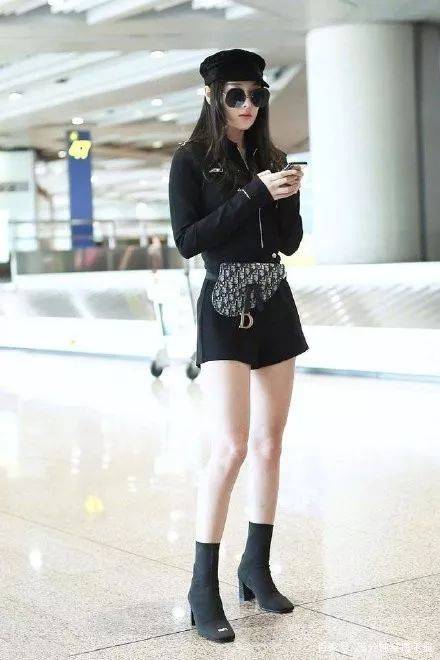 好身材|张馨予婚后少女感愈加，穿V领碎花裙秀事业线，小短腿太真实