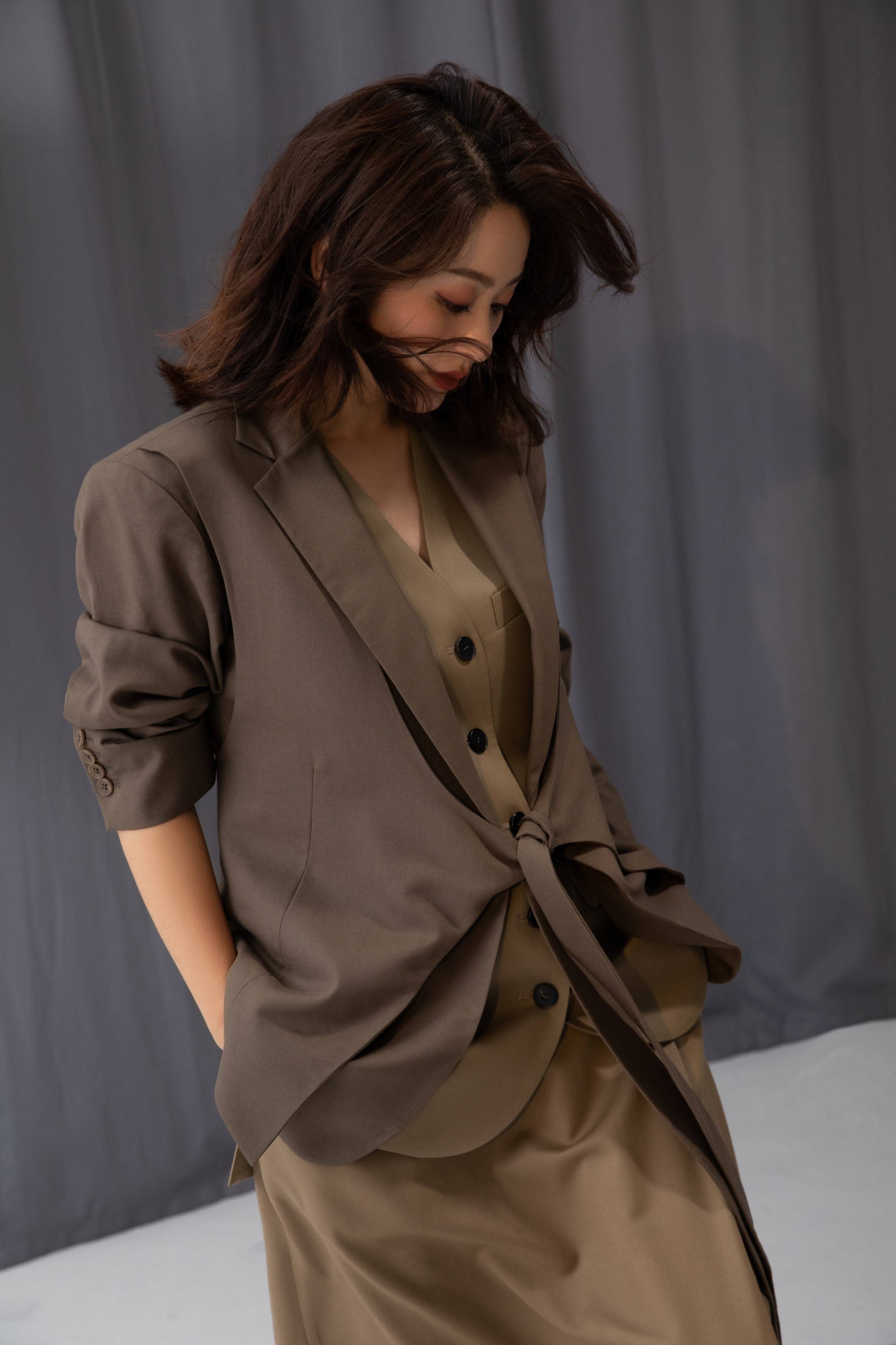 时间|陈奕静干练职场风写真释出 深咖色系穿搭随性优雅