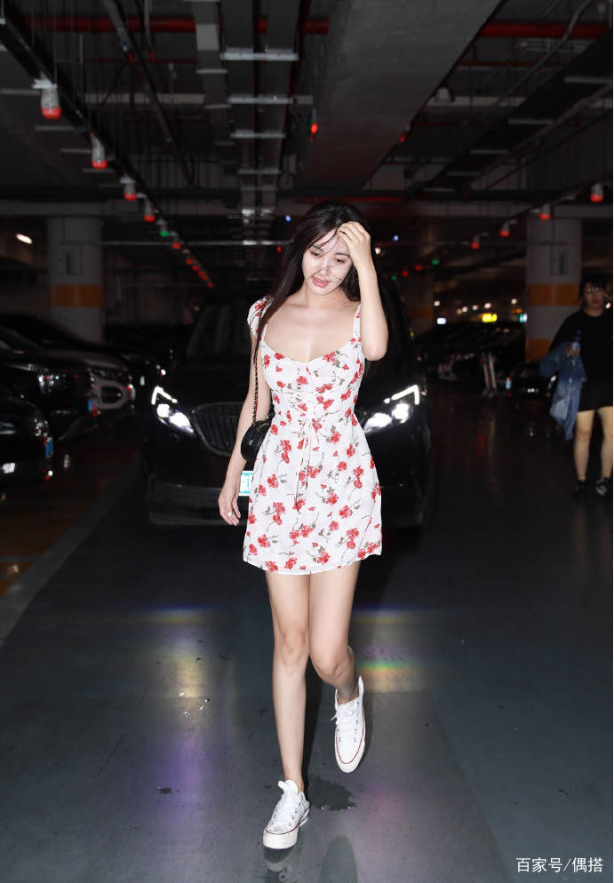 身材|31岁李菲儿穿衣真大胆!穿方领碎花裙大秀完美锁骨,这身材绝了