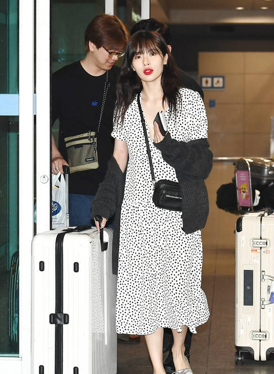 黑色|泫雅深V波点裙造型秀事业线,男友金晓钟推行李,被宠成了小公主