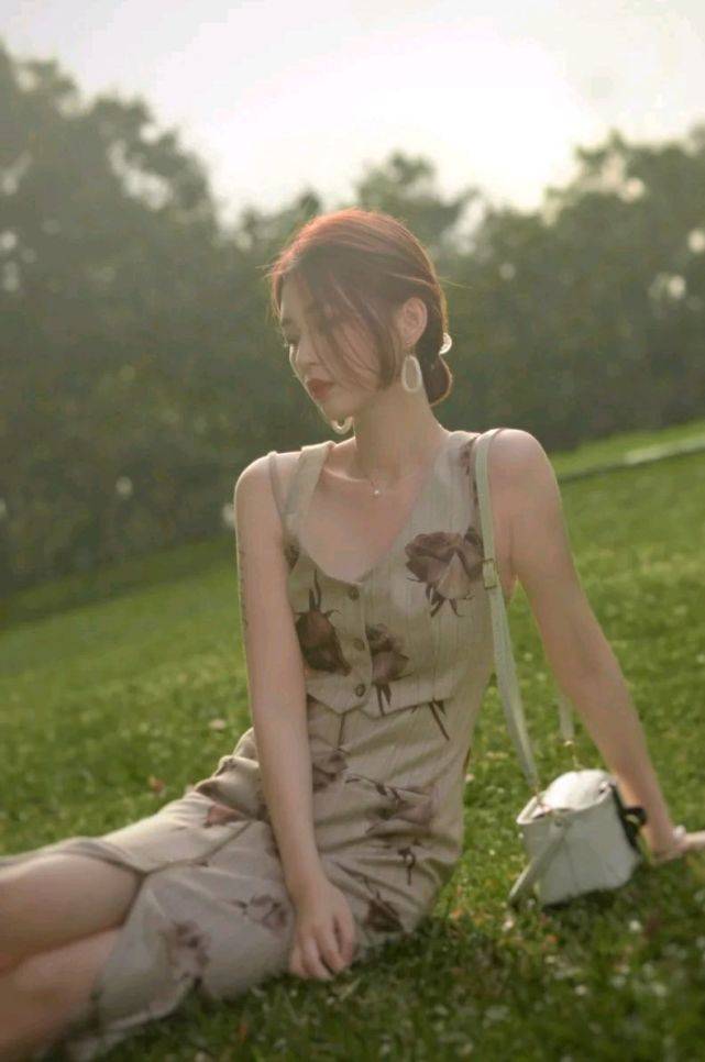 魅力|夏季怎能少得了穿吊带连衣裙？穿上合适的吊带连衣裙，凉爽又温柔