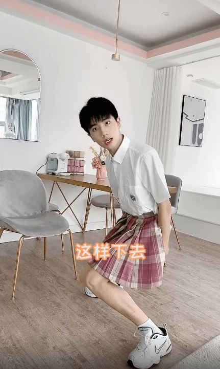 原创果然学长穿林晚晚jk制服裙腰细腿长比女生好看却被网友质疑穿假货