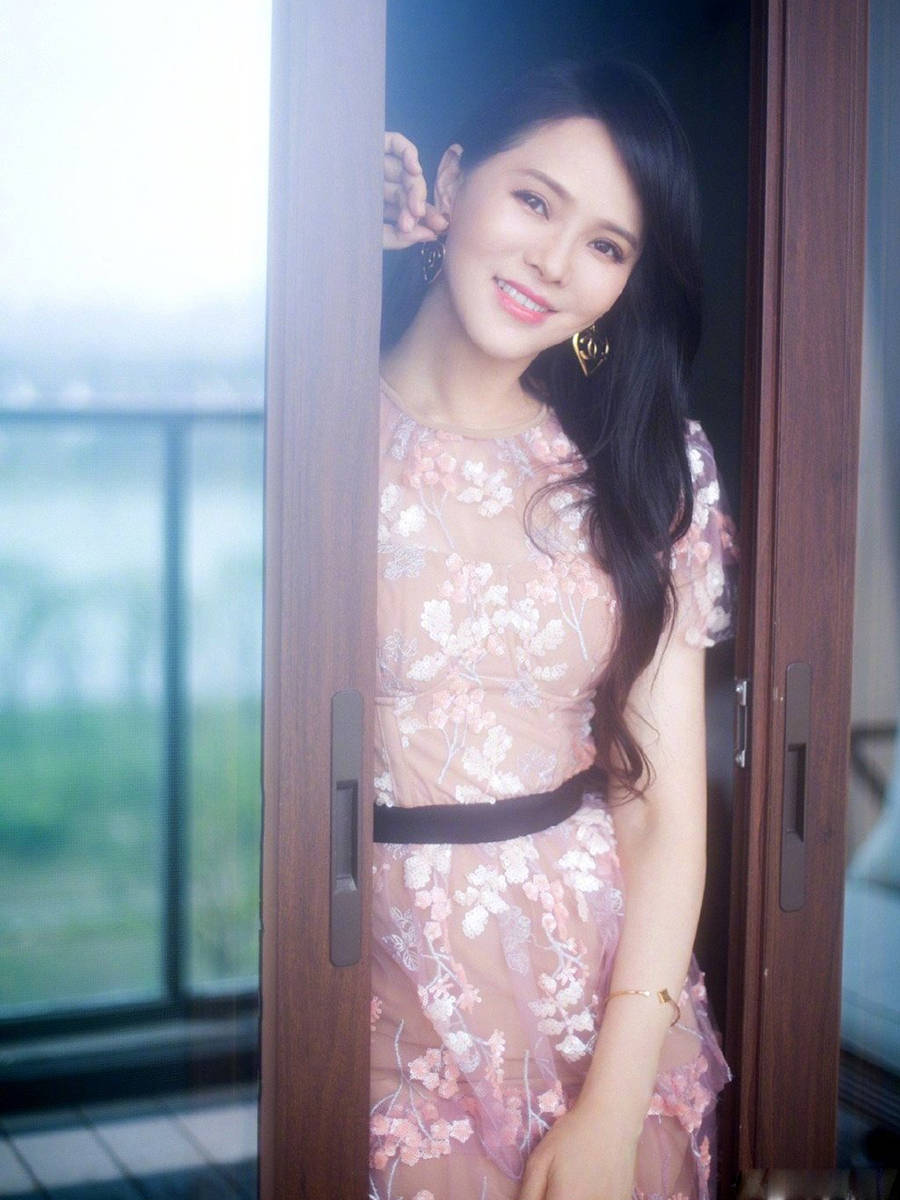 前卫|伊能静真有50岁？穿休闲装活力，换上粉色薄纱裙更少女！