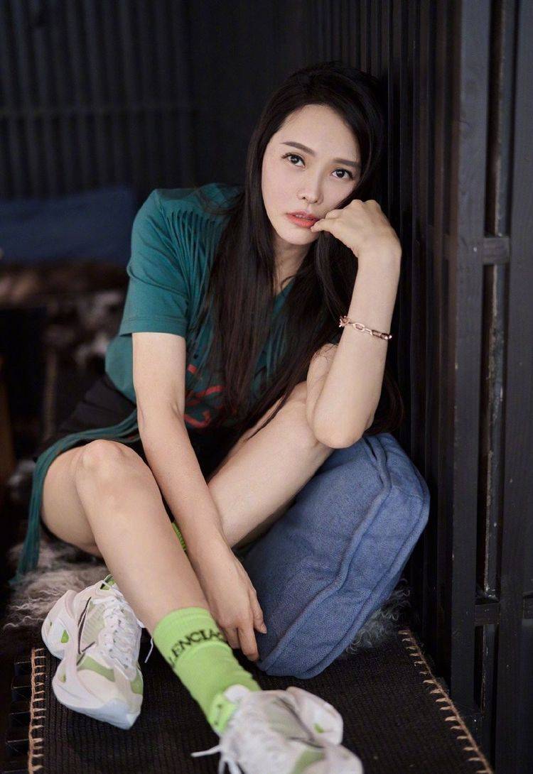 小粉|伊能静50岁还不服老？小粉裙+樱花妆清新似少女，金心耳环好拉风