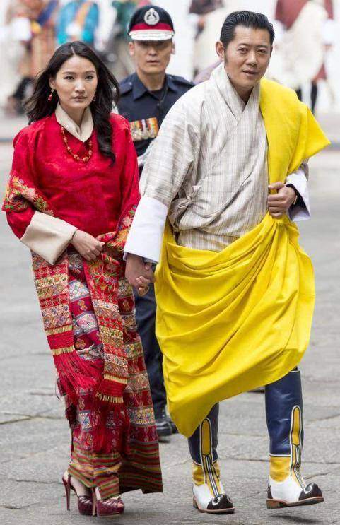 因为|不丹王后怀二胎变调皮,躲在国王身后藏着孕肚,偏要穿绣花高跟鞋