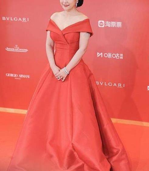 郝蕾|郝蕾这肉感身材没白长，大敞领的高定礼服，她穿轻松卡住掉不了