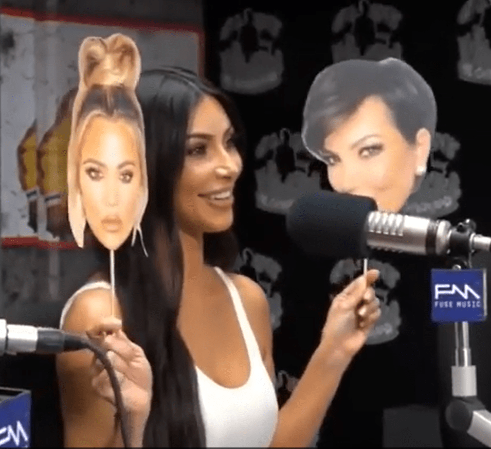 感觉|金·卡戴珊穿白色紧身包臀裙，撩发凹造型气质不凡