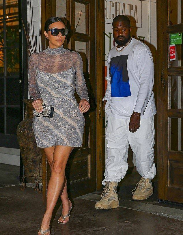 坎爷|金卡戴珊穿半时尚迷你裙确实惊艳，黑人老公一脸呆萌像个小跟班