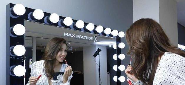 钟嘉欣|钟嘉欣瘦了,白色连衣裙优雅清新,却缺了一点少女感