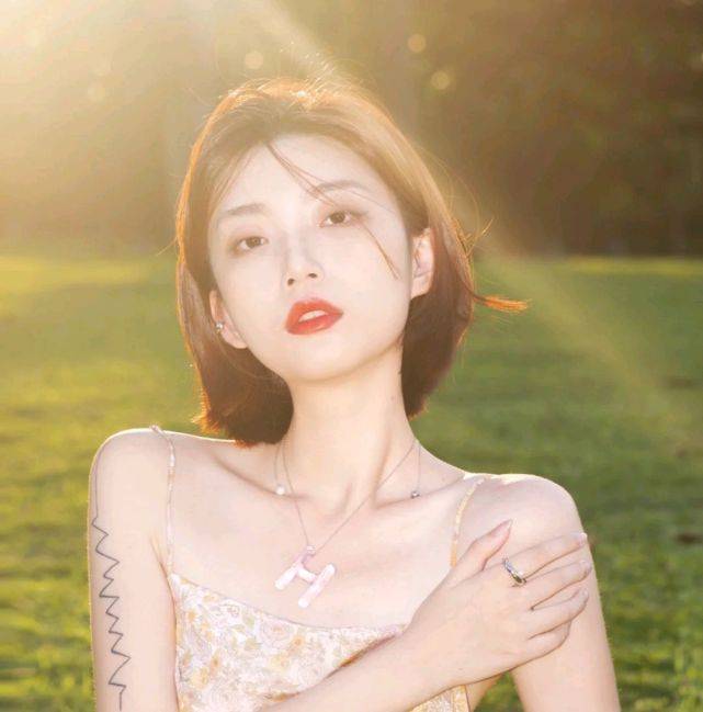 魅力|夏季怎能少得了穿吊带连衣裙？穿上合适的吊带连衣裙，凉爽又温柔